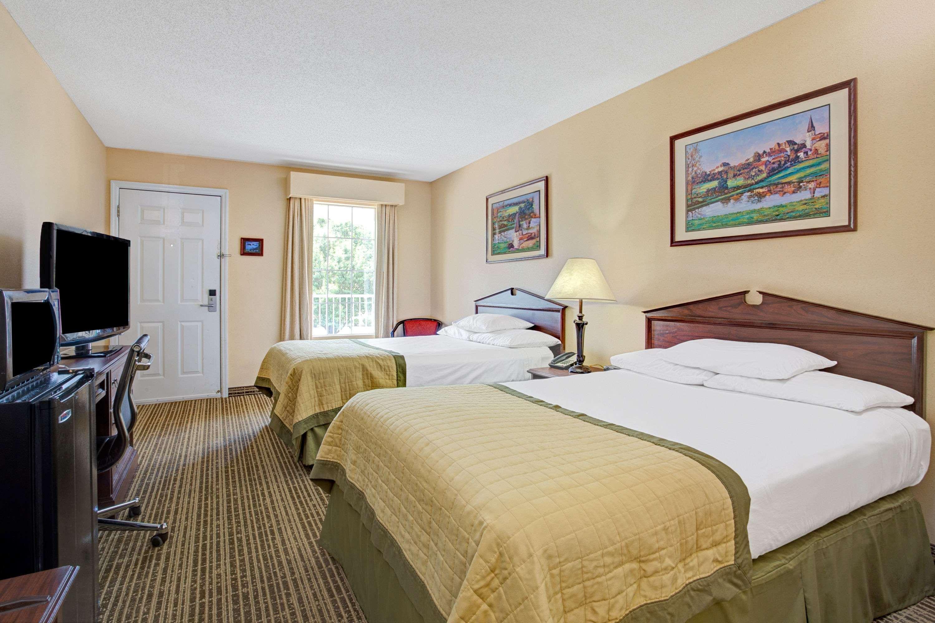 Baymont By Wyndham Smithfield Hotel Exterior photo