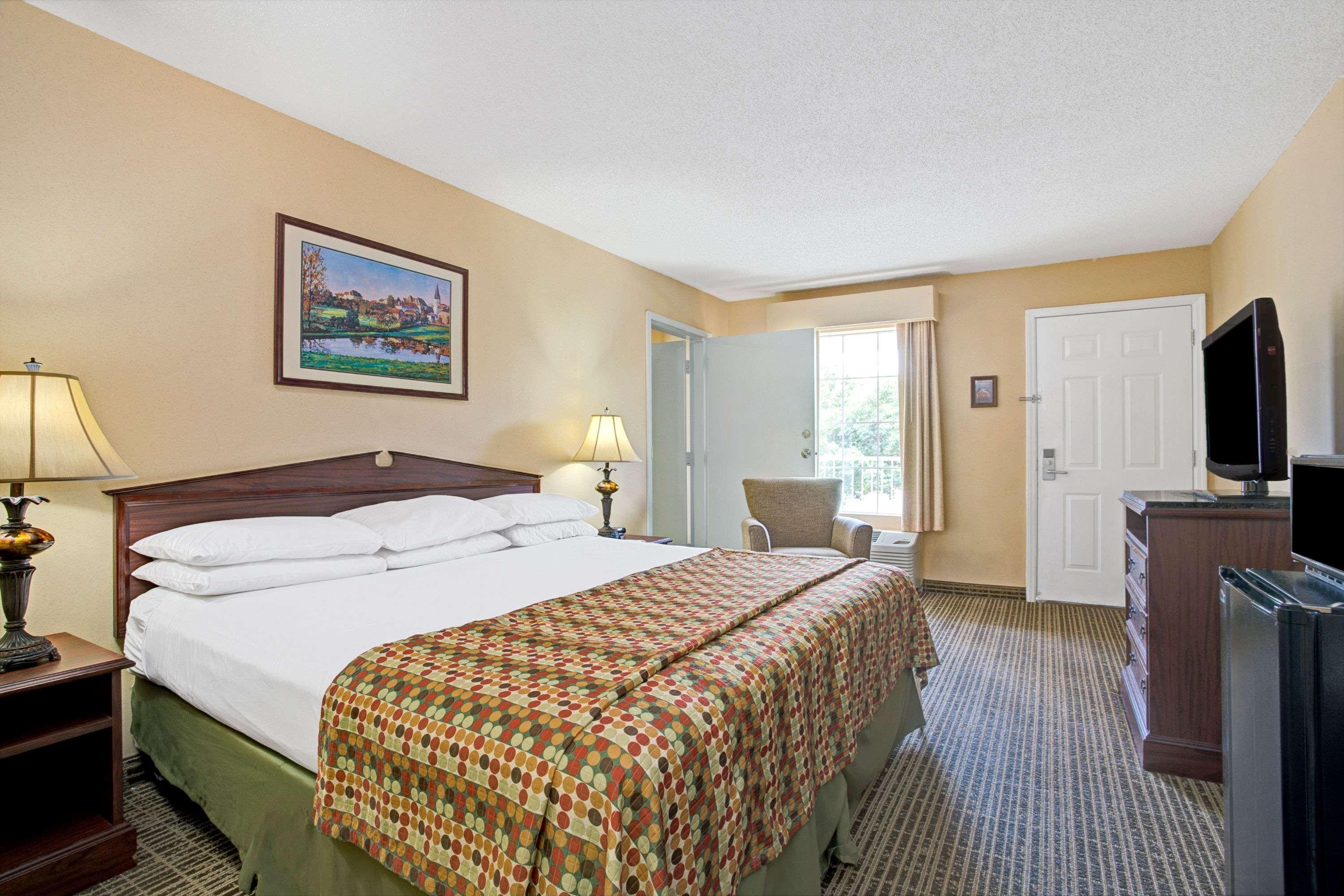 Baymont By Wyndham Smithfield Hotel Exterior photo