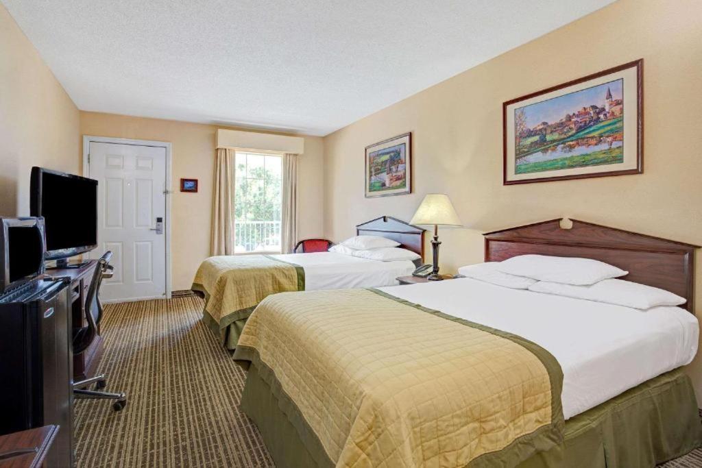 Baymont By Wyndham Smithfield Hotel Exterior photo